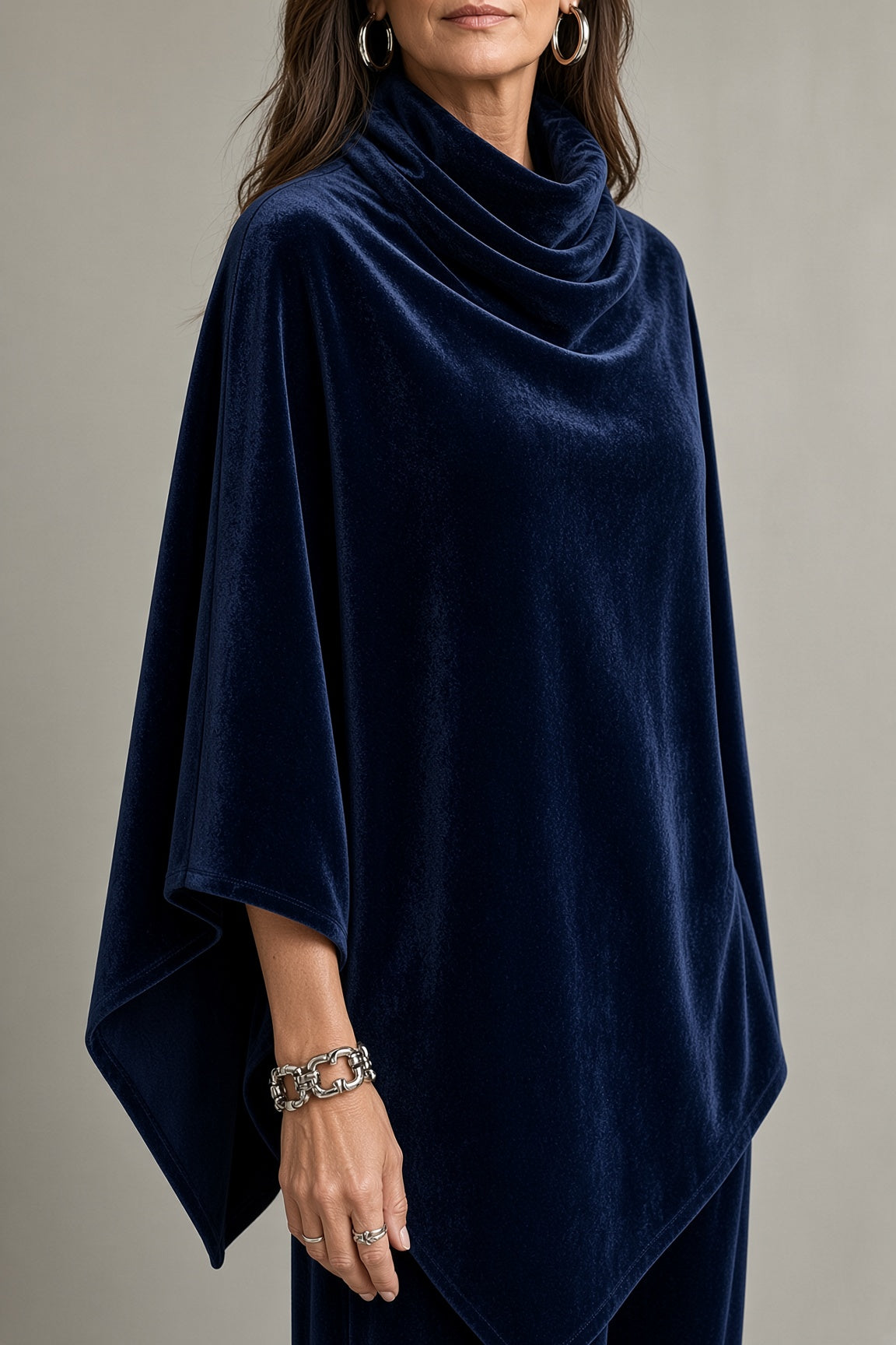 Conjunto de mujer con poncho drapeado y pantalón de pierna ancha