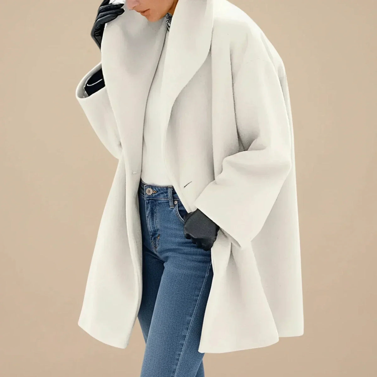 Abrigo de mujer oversize con cuello ancho y corte evasé elegante