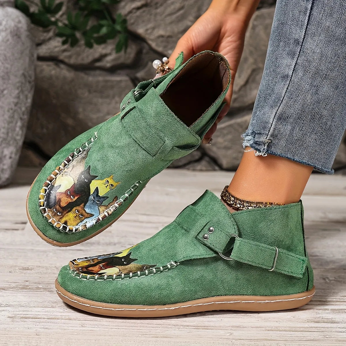 Botines bajos para mujer con estampado de gatos y tira lateral