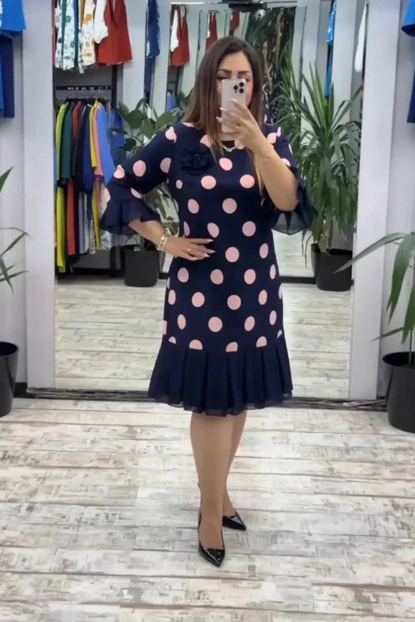 Vestido de mujer con lunares, falda plisada y mangas tres cuartos