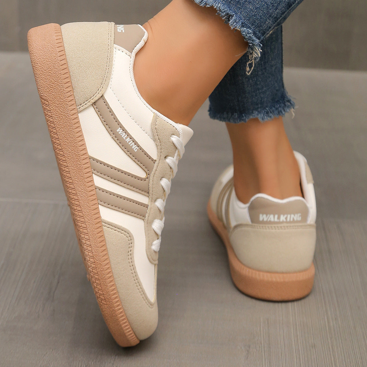 Zapatillas casuales para mujer con cordones y detalles contrastantes