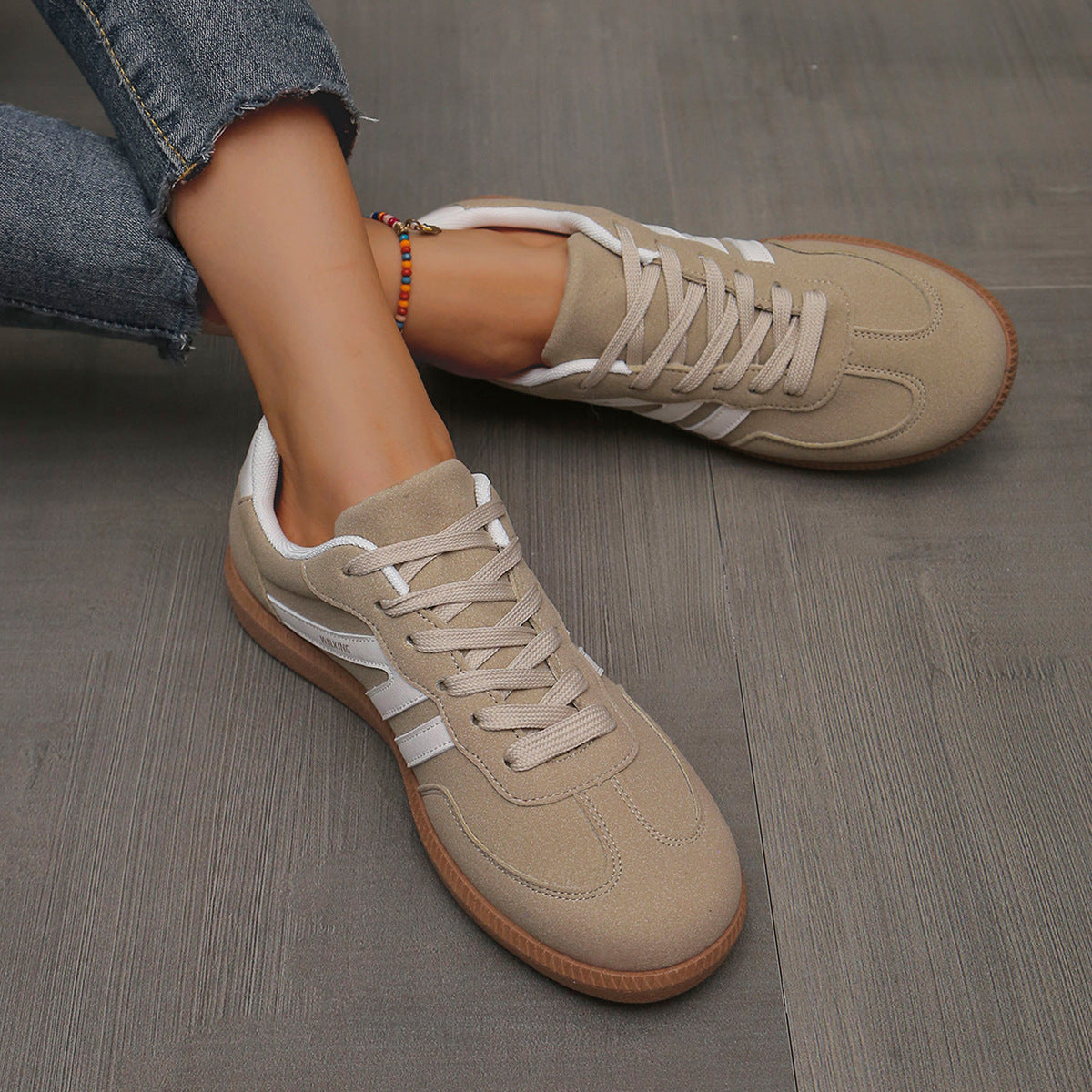 Zapatillas casuales para mujer con cordones y detalles contrastantes