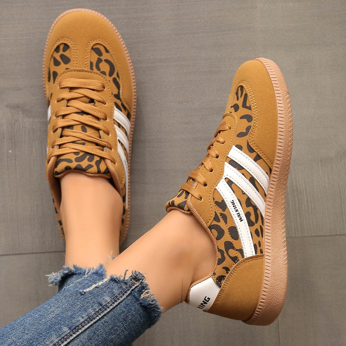 Zapatillas casuales para mujer con cordones y detalles contrastantes