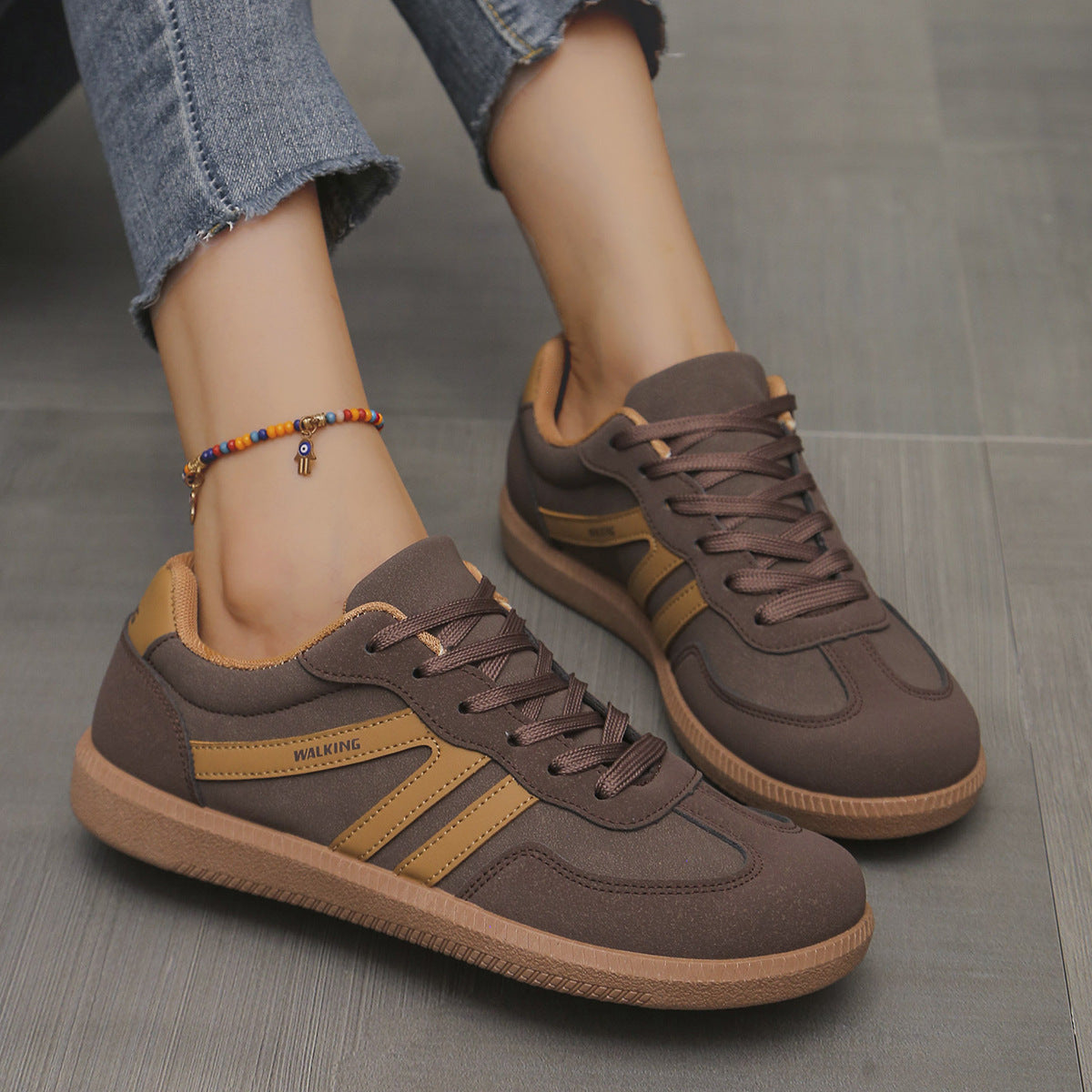 Zapatillas casuales para mujer con cordones y detalles contrastantes