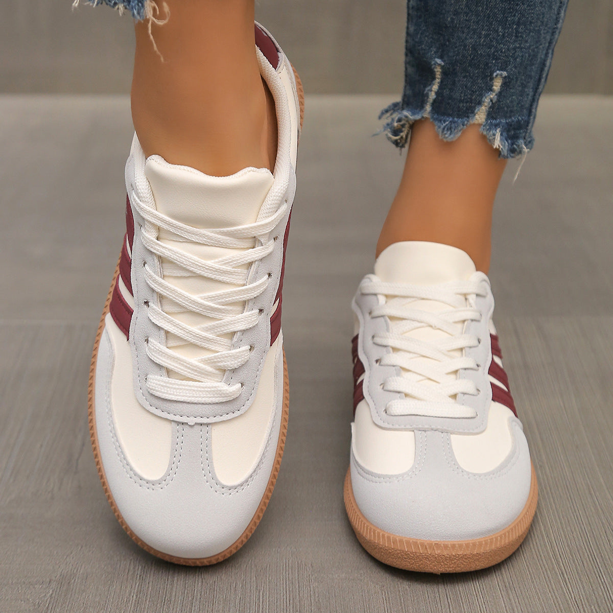 Zapatillas casuales para mujer con cordones y detalles contrastantes