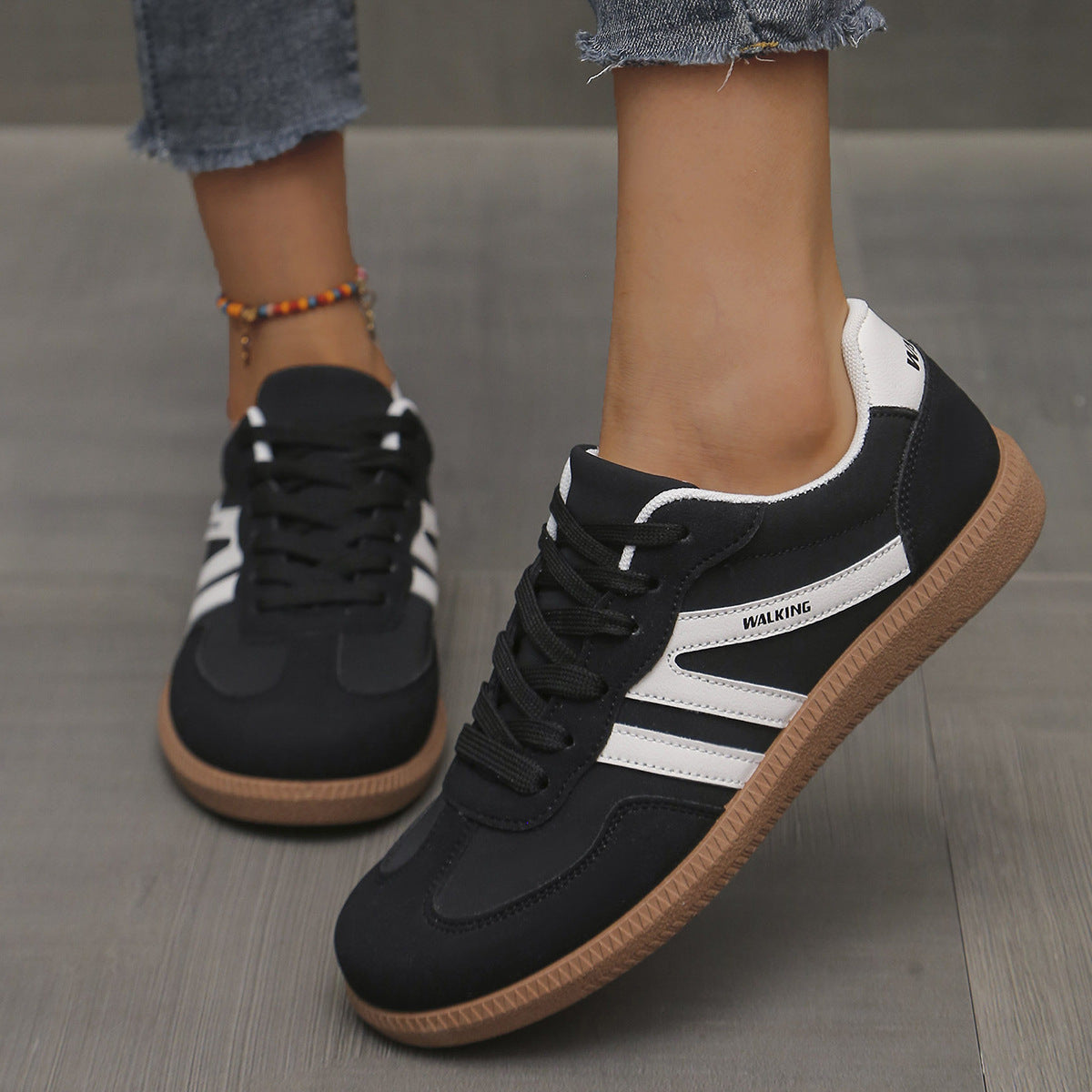 Zapatillas casuales para mujer con cordones y detalles contrastantes