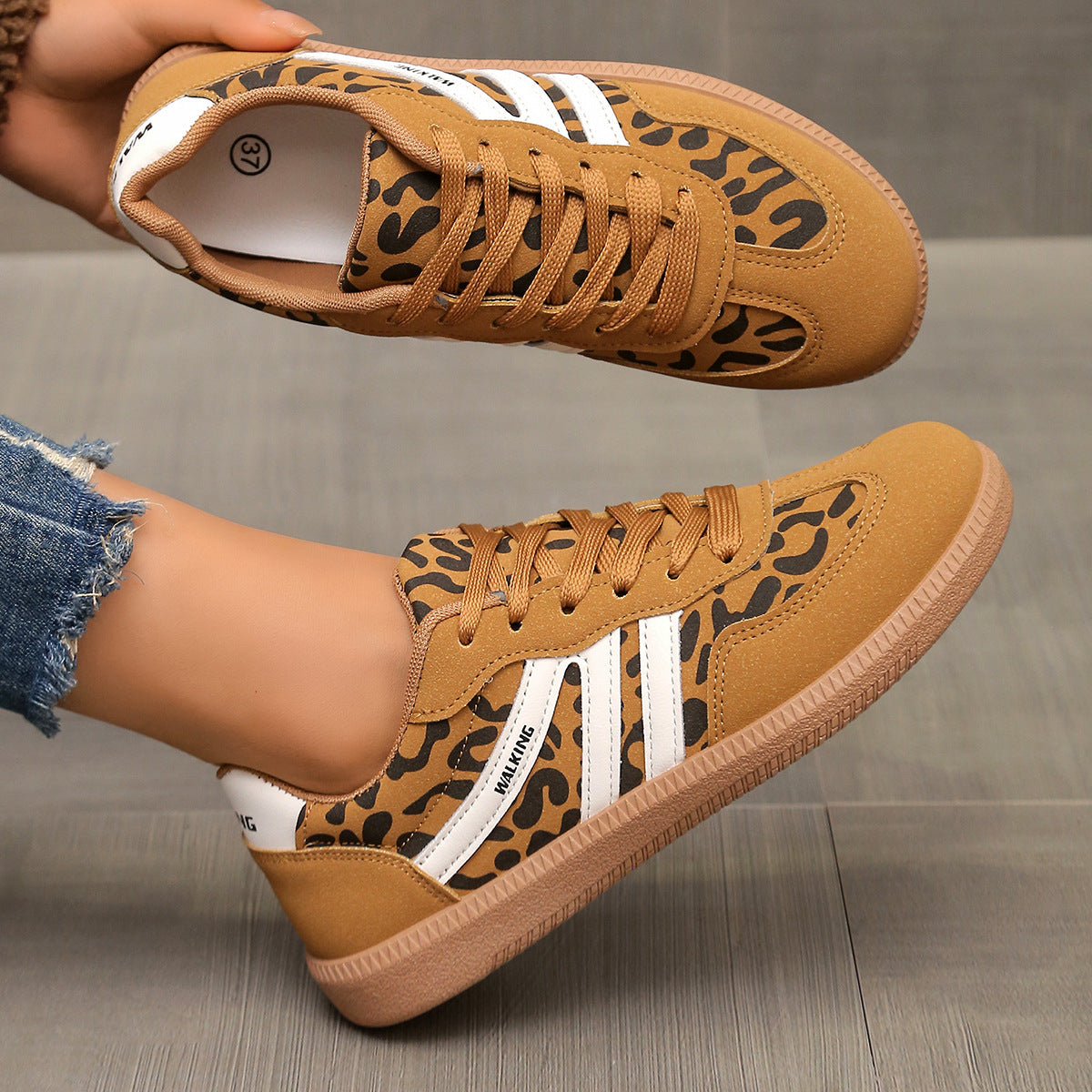 Zapatillas casuales para mujer con cordones y detalles contrastantes