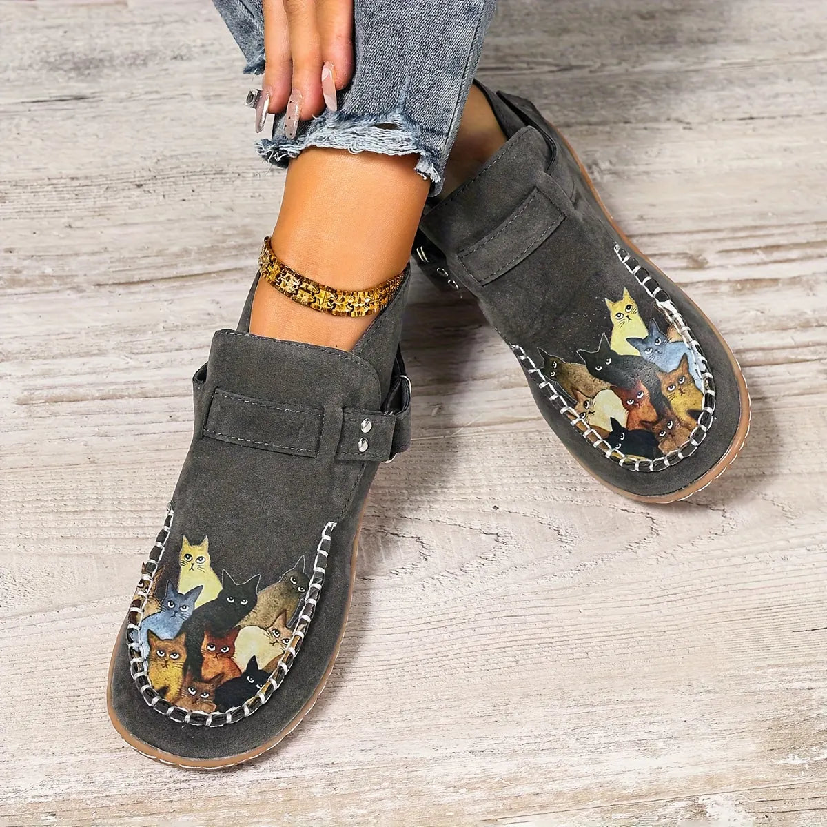 Botines bajos para mujer con estampado de gatos y tira lateral