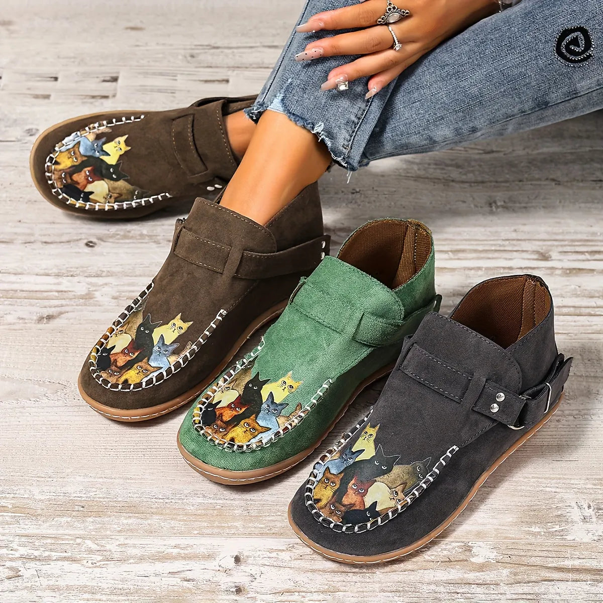 Botines bajos para mujer con estampado de gatos y tira lateral