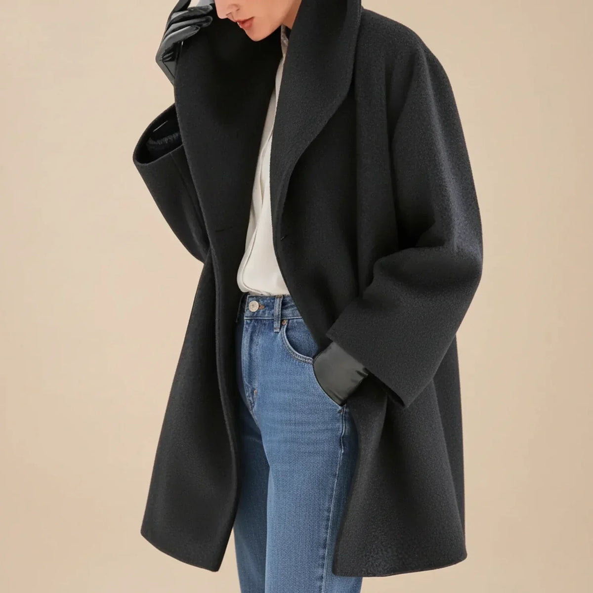 Abrigo de mujer oversize con cuello ancho y corte evasé elegante