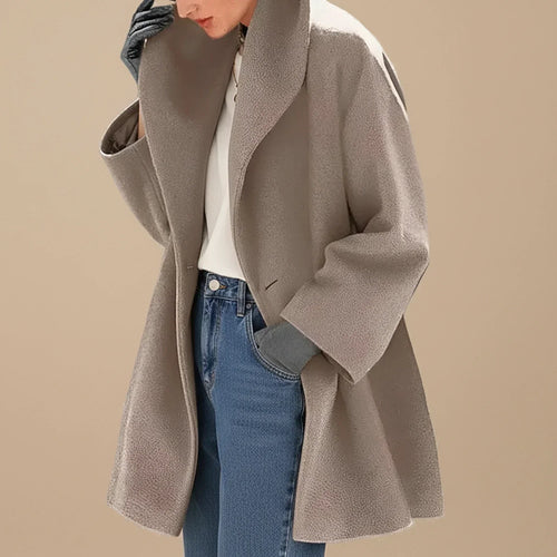 Abrigo de mujer oversize con cuello ancho y corte evasé elegante